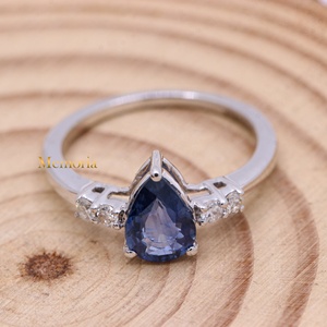 Bague d'épaule en or blanc massif 14 carats avec saphir bleu naturel et diamants, collection Memoria Jewels, vente en gros - Product Image 1