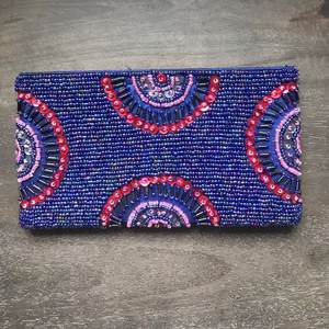 Cartera de mano azul con cuentas, hecha a mano, con diseño bohemio, para mujer, para la noche. - Product Image 1