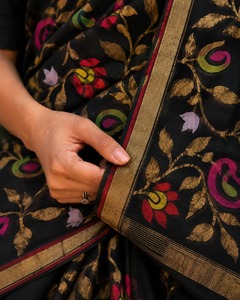 ผ้าไหมทอมือลายดอกไม้สีดำ ประดับด้วยลายเพสลีย์ แจ็คการ์ด ขอบผ้าปักดิ้นทอง สำหรับงานแต่งงาน งานเฉลิมฉลองแบบอินเดียดั้งเดิม - Product Image 4