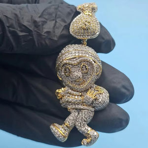 Colgante de moissanita con diseño de niño con bolsa de dinero, chapado en oro blanco de 14K, joyería única, colgante estilo hip hop. - Product Image 1