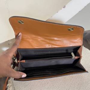 Carteras de mano de cuero genuino hechas a mano con nuevo diseño floral para mujer, con tarjetero para efectivo y tarjetas ATM, y correa de muñeca larga para uso diario. - Product Image 6
