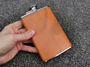 กระติกน้ำหนังหุ้มหนัง ดีไซน์ทันสมัย ทำจากโลหะ เหมาะสำหรับใส่เหล้าวิสกี้ ใช้ได้ทั้งกิจกรรมกลางแจ้ง และใช้เป็นภาชนะบรรจุน้ำฉุกเฉินในปริมาณน้อย - Product Image 5