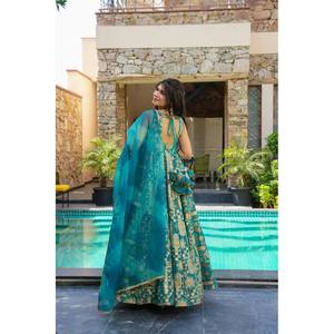 Robe Anarkali et dupatta en soie Swank Designer Sky, taille S, pour les fêtes en Inde et au Pakistan - Product Image 3