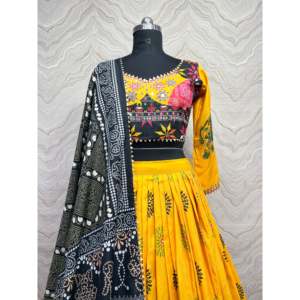 Lehenga-Choli Amarillo de Algodón de Diseño HK con Dupatta y Trabajo a Mano con Espejos para Bodas y Eventos - Product Image 2