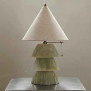 Lampe triangulaire en onyx avec abat-jour en lin et embout en cuivre, éclairage de chevet moderne et luxueux pour la chambre à coucher et le salon - Product Image 6