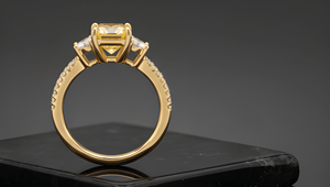 Anillo de compromiso clásico para mujer con diamante amarillo de talla radiante y engaste de garra, de 3 piedras con tallo dividido, joyería de boda. - Product Image 4