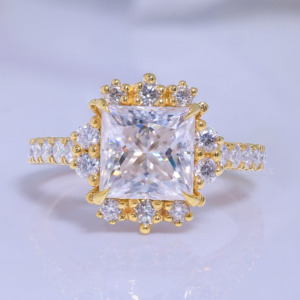 Anillo de Compromiso de Oro de 10K con Moissanita, Corte Princesa, Halo de Diamantes Creados, Joyería Glamurosa para Mujer - Product Image 1