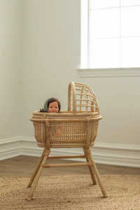 Un Mundo de Encanto, un Toque Natural y Juguetón, una Opción Maravillosa para Familias Ecológicas, Cuna de Ratán para Muñecas - Product Image 5