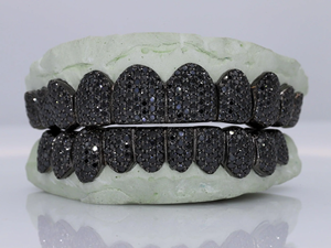 Joyería Grillz de Plata con Moissanita VVS Negra Redonda Personalizada, Engaste de Panal y Pasa Prueba de Diamante - Product Image 3