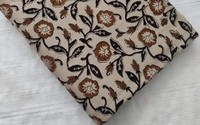 Tissu en coton léger écologique beige marron à imprimé floral fait main, style Jaipuri indien, idéal pour la confection de robes, kurtis et artisanat.