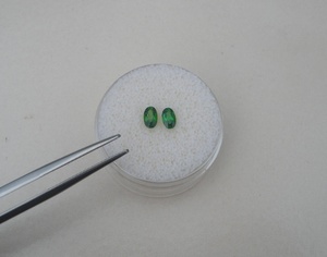 Par de Gemas Naturales de Diopsido Verde Cromado, Facetadas, Ovaladas, de 5x3mm Cada Una - Product Image 5
