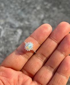 Bague de fiançailles et de mariage en opale Welo éthiopienne, coupe ovale, en argent sterling 925, minimaliste, plaquée rhodium, sertie pavé de zircone cubique, cadeau - Product Image 4