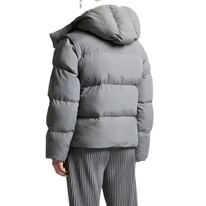 เสื้อแจ็คเก็ตพัฟเฟอร์ดีไซน์หรูทรงโอเวอร์ไซส์สำหรับผู้ชาย สีเทา สไตล์มินิมอล ทรงบ็อกซี่ คอสูง ผลิตตามแบบ OEM เสื้อโค้ทกันหนาวสำหรับใส่เดินเล่นในเมือง - Product Image 2