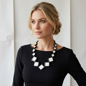 Collier fantaisie en résine, forme irrégulière, design géométrique noir et blanc, accessoire de bijouterie - Product Image 1