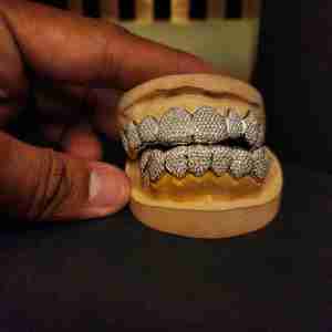 Juego completo de Grillz de diamantes personalizados para hombre, parte superior e inferior, de plata de ley 925 chapada en oro, 8.50 CT, engaste pavé, joyería Hip Hop - Product Image 6
