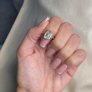 Anillo de Compromiso con Diamante Cultivado en Laboratorio, Corte Esmeralda de 3 Quilates, Bisel de Oro de 14K, Certificado IGI - Product Image 5