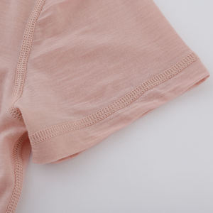 เสื้อยืดคอวี แขนสั้น ผ้าฝ้าย 100% ทรงหลวม สีพื้น ผ้าเจอร์ซีย์ถัก สวมใส่สบาย  โลโก้ด้านหน้า ไม่หดตัว - Product Image 4