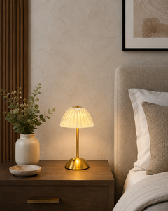 Lampe de table moderne européenne en acrylique avec dôme USB AC, lampe de chevet LED décorative en métal à commande tactile pour chambre à coucher - Product Image 2