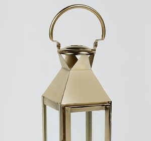 Lanterne unique en métal et verre avec lanterne à bougie en métal fini or brillant pour la décoration extérieure de la maison, faite à la main et personnalisée - Product Image 2