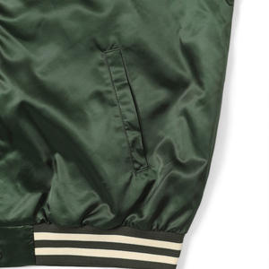 เสื้อแจ็คเก็ตวาร์ซิตี้ผ้าซาตินสีเขียวเข้มสำหรับผู้ชาย แจ็คเก็ตเบสบอลคลาสสิกแบบมีกระดุมแป๊ก แจ็คเก็ตเลตเตอร์แมนผ้าไหมเงาสีเขียวฟอเรสต์ - Product Image 4
