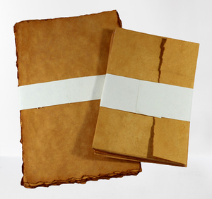 Papiers vintage de qualité supérieure en coton, 10 feuilles de papier à lettres A4 + 5 enveloppes, emballées en ensemble dans une dossier - Product Image 2