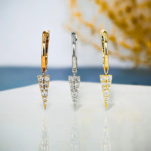 ต่างหูห่วงทรงสามเหลี่ยมสีเหลืองทองประดับเพชรเลี้ยงในห้องปฏิบัติการ - Product Image 6