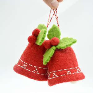 Décorations de Noël en feutre faites à la main, clochettes rouges avec feuilles de houx et baies, style traditionnel, ornement artisanal - Product Image 5