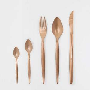 Couverts élégants et urbains, conçus pour une salle à manger moderne, des intérieurs haut de gamme et une coordination audacieuse de la table. - Product Image 3