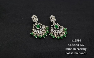 Boucles d'oreilles ethniques Kundan pendantes, plaquées Mehandi, avec perles, style chandelier, en laiton, pour mariage, fête ou cadeau. - Product Image 3