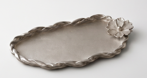 Plateau de service ovale en métal argenté avec bord en corde et accent floral, vaisselle de luxe pour la maison et le salon, vente en gros - Product Image 2