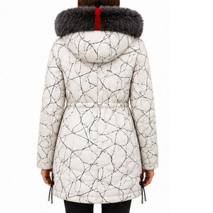 Parka à capuche moderne pour femme avec finition imperméable, chaleur thermique et style streetwear inspiré de la mode contemporaine - Product Image 2