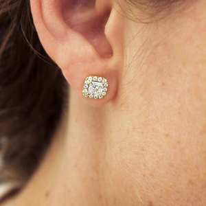 Boucles d'oreilles classiques en or jaune massif plaqué, serties de diamants taille coussin et halo, solitaires étincelants créés en laboratoire, bijoux de mariage - Product Image 1