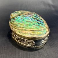 Boîte à bijoux artisanale en coquille d'ormeau, boîte à bibelots vintage en coquillage, boîte à souvenirs en nacre, boîte cadeau bohème avec décorations en laiton orné
