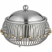 Casserole ovale en cuivre poli avec couvercle décoratif en forme d'oiseau doré et poignées latérales dorées, ustensile de cuisine de luxe pour servir et presenter.