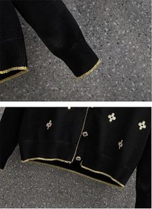 เสื้อคาร์ดิแกนคอวีผู้ชาย ระบายอากาศได้ดี ประดับมุกเทียม ติดกระดุม ถักลายเพชร ดีไซน์เนอร์สไตล์ - Product Image 5