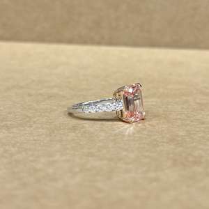 แหวนเพชรทรงเหลี่ยมมรกตสีชมพู 14K ทองคำขาว ดีไซน์หรูหรา น้ำหนัก 4.42 กะรัต พร้อมเพชรข้าง 0.56 กะรัต แหวนแต่งงานระดับพรีเมียม - Product Image 5