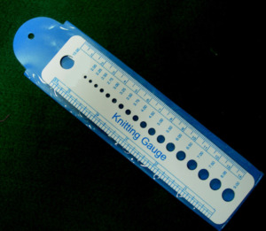 AA0123 Plastic Knitting Gauge Ruler 15 Cm Plastic Measuring Tool For Hand Knitting Simple Oval Shape Convenient Use - Product Image 4