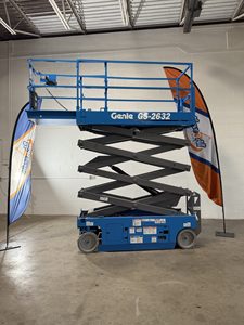 รถยกกรรไกรไฟฟ้า Genie GS-2632 รุ่นใหม่สมรรถนะสูง 10 เมตร แพลตฟอร์มทำงานยกไฮดรอลิก สำหรับงานคลังสินค้า ก่อสร้าง และบำรุงรักษา - Product Image 6
