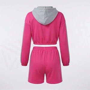 Ensemble 2 pièces pour femme : Crop top à capuche et short, rose uni avec bande latérale grise, coupe décontractée, printemps-été, vêtements de sport - Product Image 2