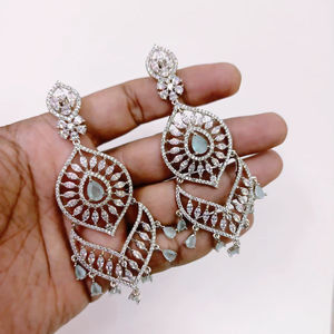 Boucles d'oreilles pendantes classiques de créateur en cristal vert menthe plaqué argent avec strass pour mariages et soirées - Product Image 1