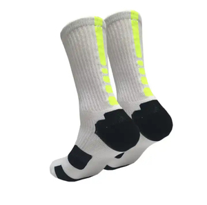 Fabricant de chaussettes streetwear personnalisées créant des motifs, logos et couleurs uniques pour les marques de mode indépendantes - Product Image 4