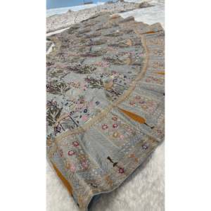 Hermoso Traje de Novia Lehenga Choli con Bordado de Hilo, Lentejuelas y Dori - Product Image 3