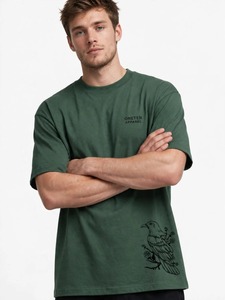 ONETEN APPAREL Camiseta verde de manga corta con cuello redondo y estampado gráfico de pájaros para hombre - Product Image 2