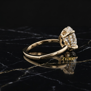 Bague de fiançailles classique en or 14 carats avec halo de moissanite taille ovale pour femme - Product Image 4