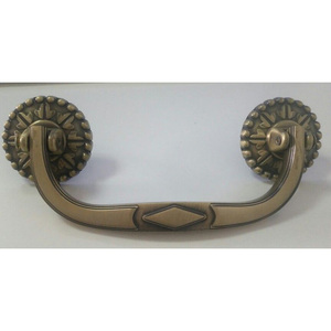 <span class=keywords><strong>Maniglie</strong></span> per Cofano Funebre in Ottone Anticato Ornato, in Lega di Zinco, con Barra Mobile, Placcate Oro, Forniture Funerarie, Stile Americano - Product Image 4