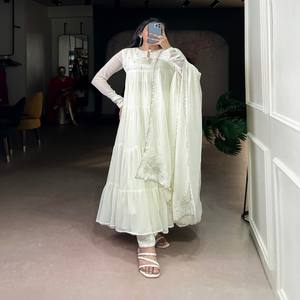 Conjunto Kurti Pantalón Dupatta VASTRA COTTAGE con Detalles en Foil, Pantalón de Micro Crepé con Cintura Elástica, Traje Étnico para Fiesta para Mujer - Product Image 1