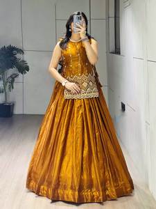 Ensemble de vêtements indiens et pakistanais de style contemporain, comprenant une veste brodée de perles de qualité supérieure, un lehenga uni plissé et une blouse, entièrement cousu. - Product Image 2