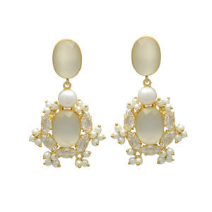 Boucles d'oreilles pendantes de mariage pour femme, en laiton plaqué or 24 carats, avec saphir bleu, perle naturelle et design vintage chrétien, magnifiques et élégantes - Product Image 1