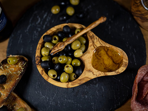 Plateau de service artisanal en bois d'olivier avec bol à sauce et cuillère, plateau de service divisé pour apéritifs, collations, fromages, olives, fruits - Product Image 4