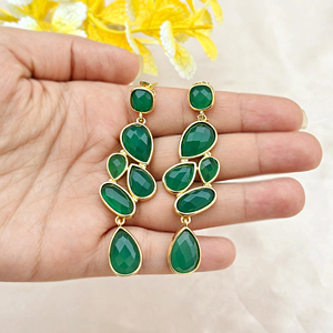 Boucles d'oreilles tendance hip-hop minimalistes en onyx vert taillé en losange, en laiton plaqué or 18 carats pour femme - Product Image 2